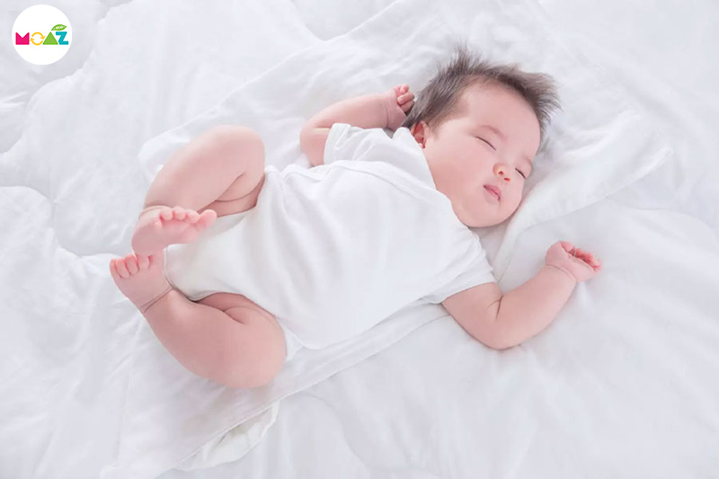bé ngủ hay giật mình do quá đói hoặc quá no